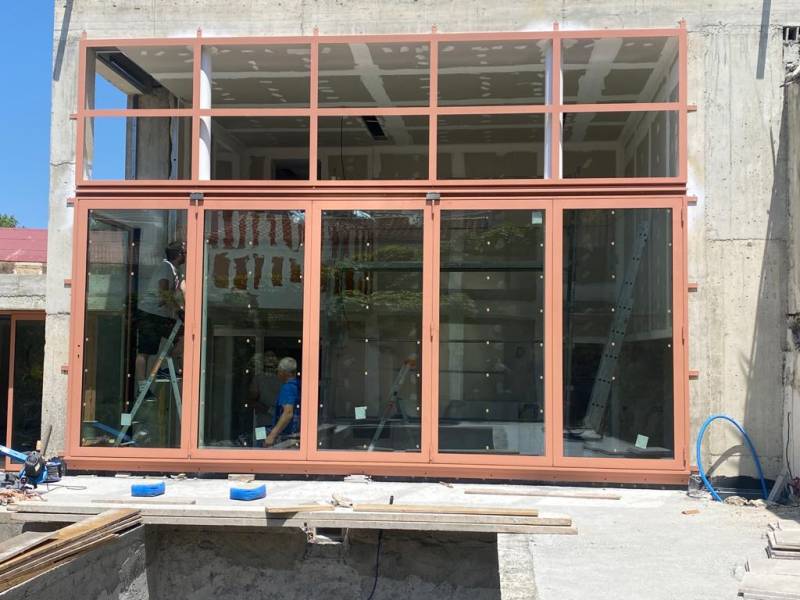 Menuiserie de couleur saumon