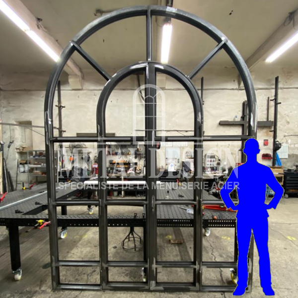 Menuiserie cintrée de grande dimension en acier brut