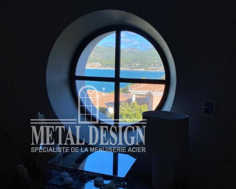 Ouverture vitrée ronde proche de Saint-Tropez
