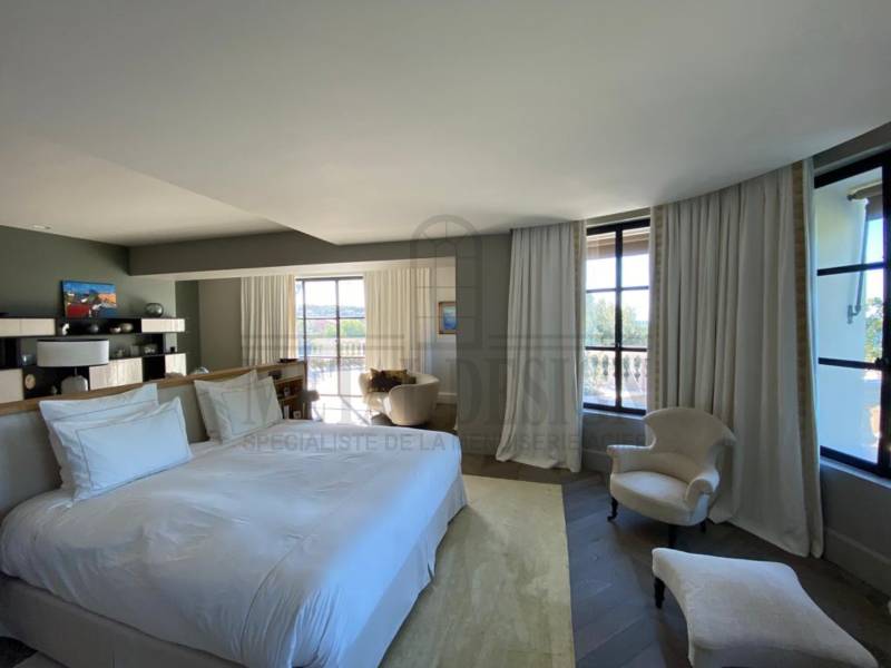 Chambre au mur arrondi