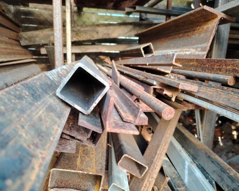 Tube et plein de ferronnerie