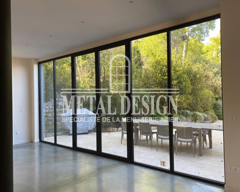 fabrication et pose d'une baie vitrée acier grande dimension à Eygalières