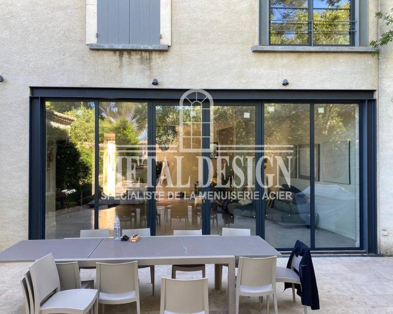 fabrication et pose d'une baie vitrée acier grande dimension à Eygalières