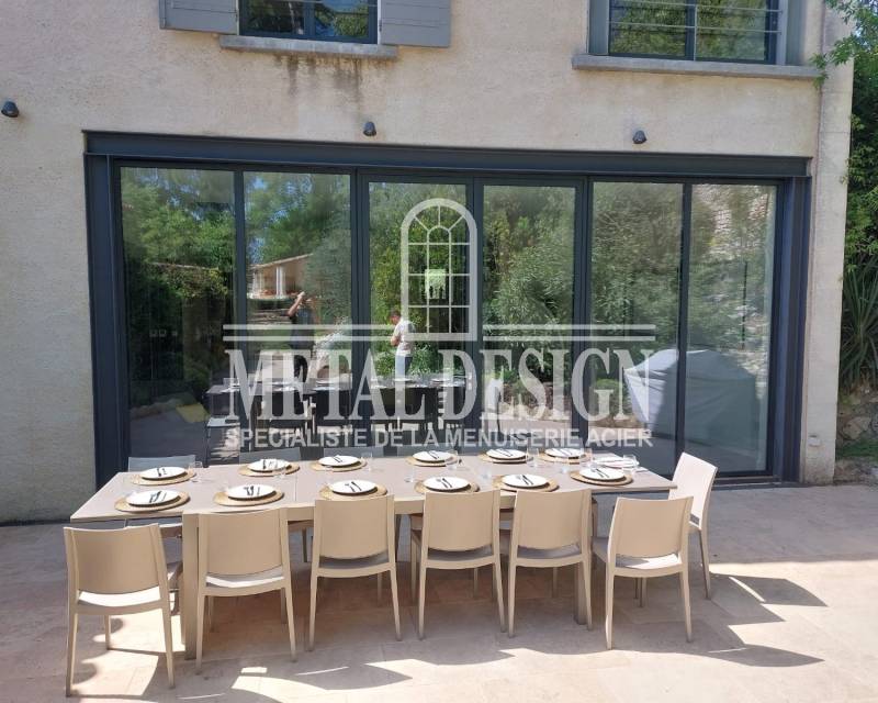 fabrication et pose d'une baie vitrée acier grande dimension à Eygalières