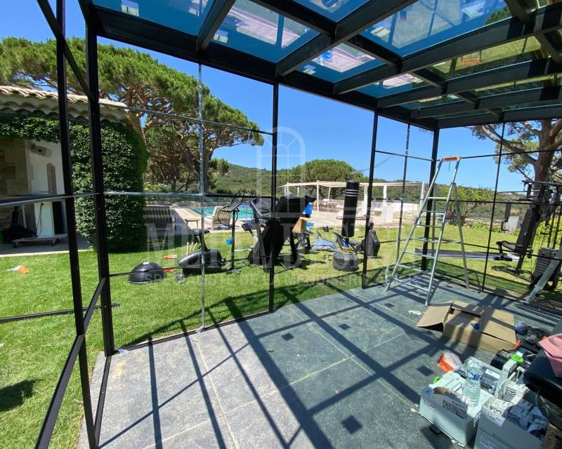 Véranda extérieure non isolée en acier à Ramatuelle proche de Grimaud