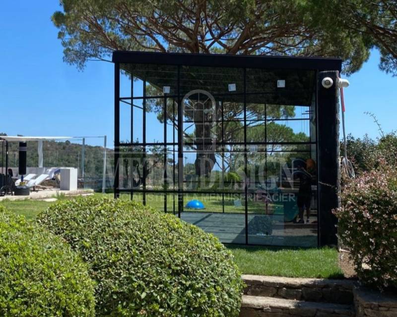 Véranda extérieure non isolée en acier à Ramatuelle proche de Grimaud