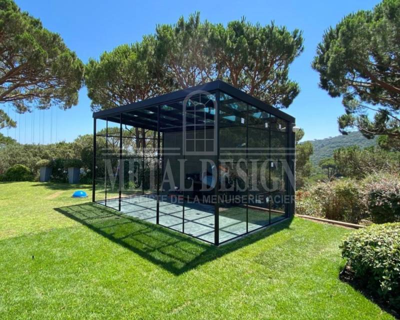 Véranda extérieure non isolée en acier à Ramatuelle proche de Grimaud
