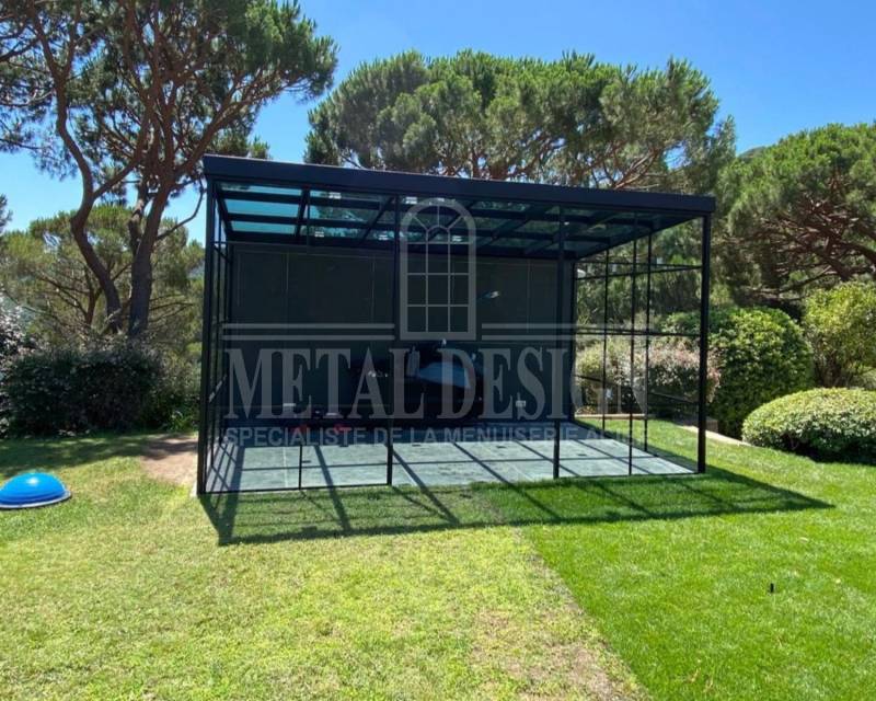 Véranda extérieure non isolée en acier à Ramatuelle proche de Grimaud