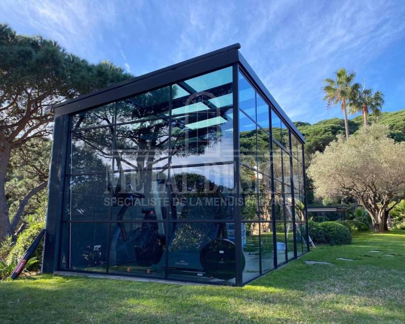 Véranda extérieure non isolée en acier à Ramatuelle proche de Grimaud