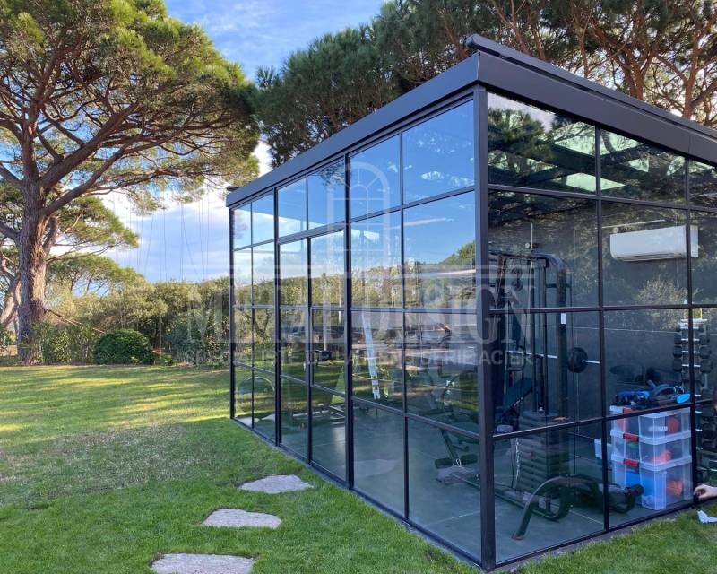 Véranda extérieure non isolée en acier à Ramatuelle proche de Grimaud