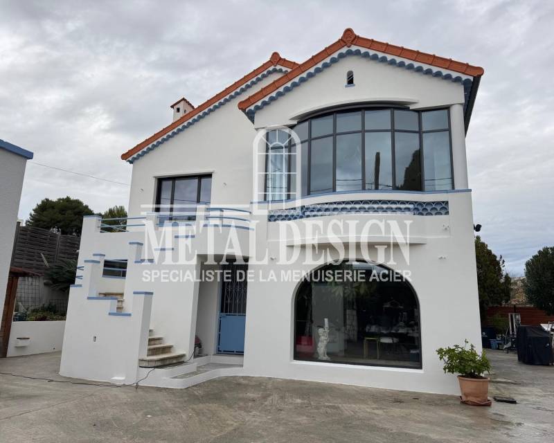 Rénovation d'une verrière cintrée à facette à Antibes (06) en profilé Jansen acier et thermolaquage C5 bord de mer